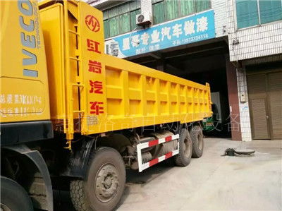 自卸車(chē)大廂翻新噴砂機(jī) 大廂脫漆除銹現(xiàn)場(chǎng)